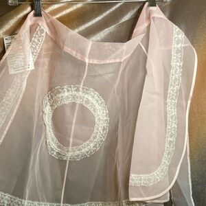 Vintage 50’s sheet pink‎ apron with cream lace. Circle sheet pocket. 410